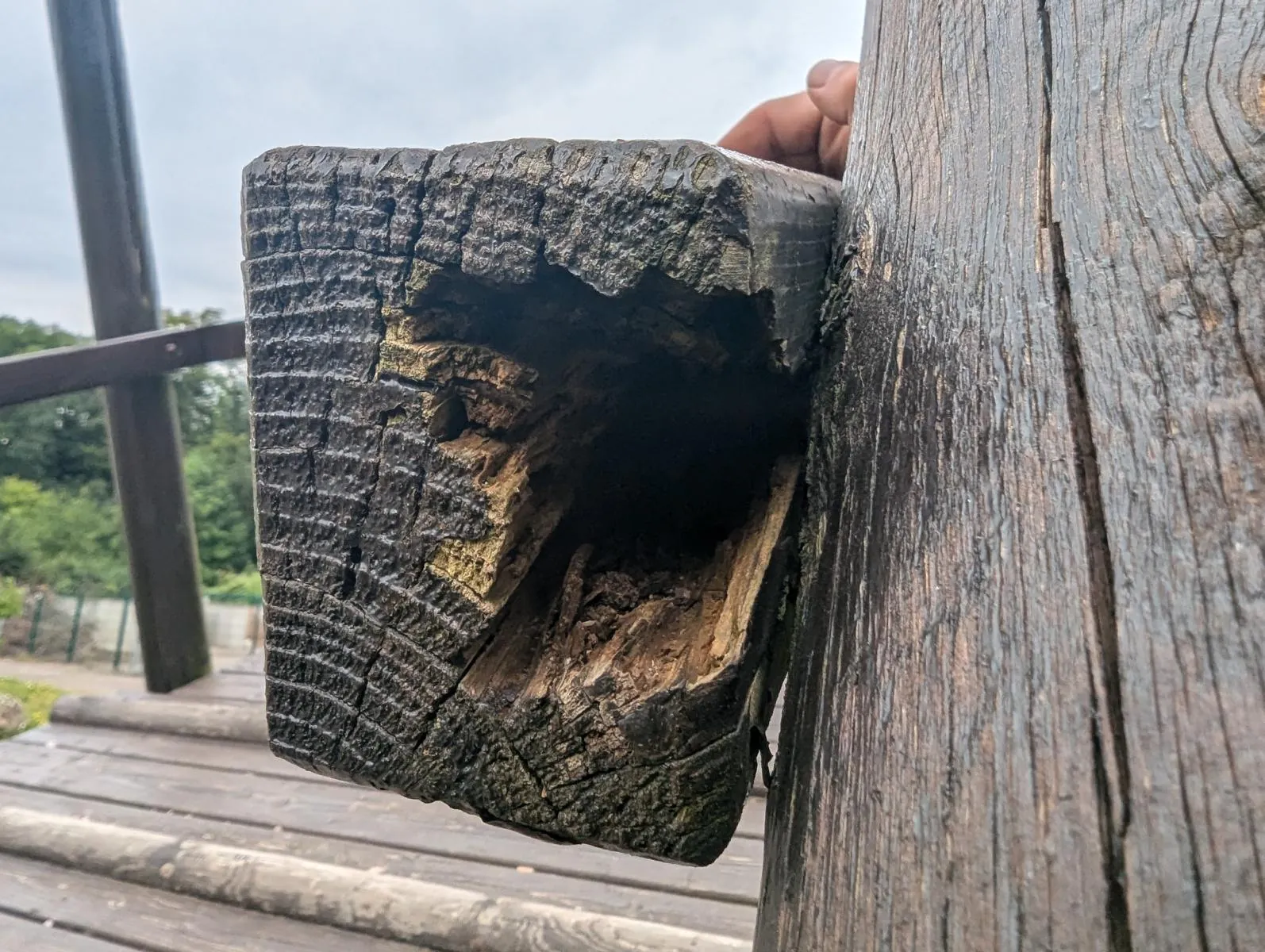 Verrotteter Holzbalken an einem Spielgerät